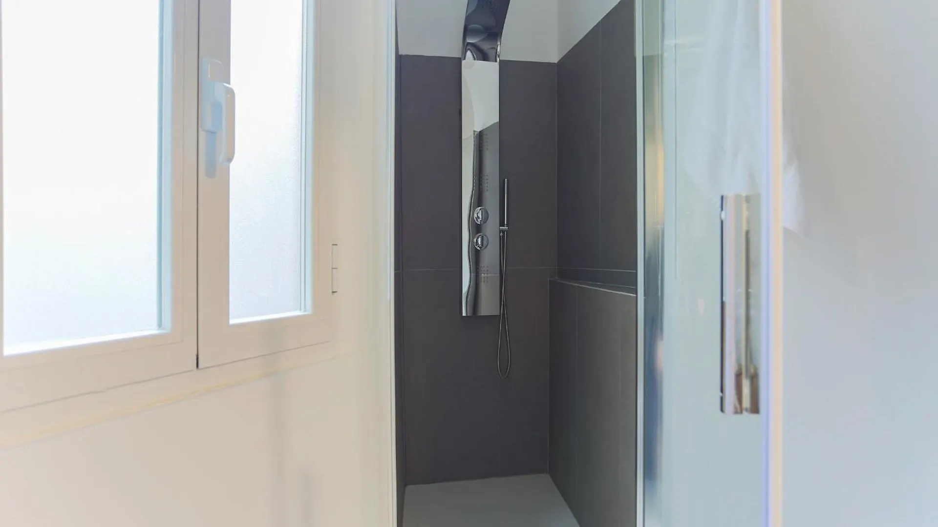 The Best Rent - Bright One Bedroom Apartment With Balcony In Moscova Milán
