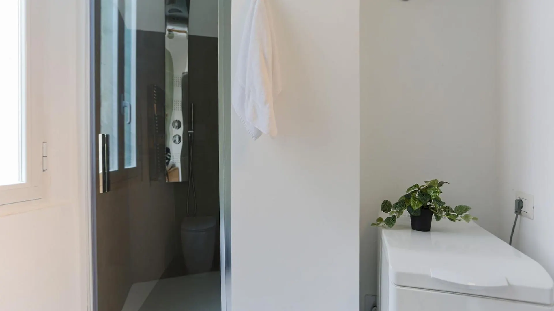 The Best Rent - Bright One Bedroom Apartment With Balcony In Moscova Milano