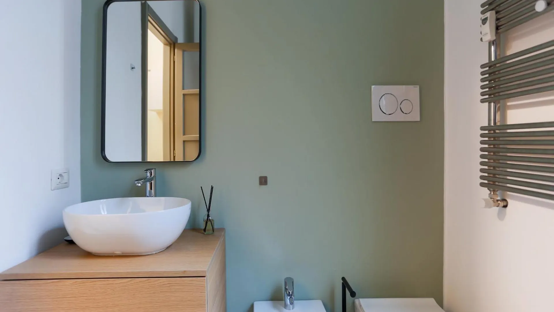 The Best Rent - Bright One Bedroom Apartment With Balcony In Moscova Milano